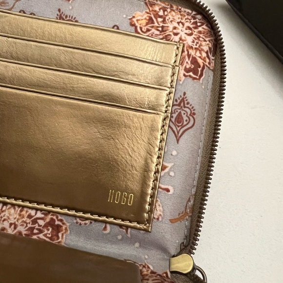 Hobo Rylan Leather Wristlet - Picture 12 of 15